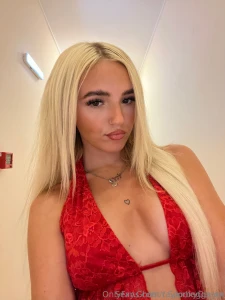 My friend taylorbeggs_xx is tiny blonde and way too naughty for her