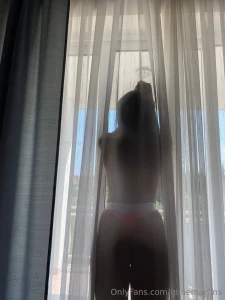 Viens enlever le rideau si tu es un mec capable