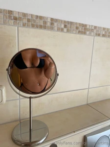 Un peu trop fan de mon miroir part 2