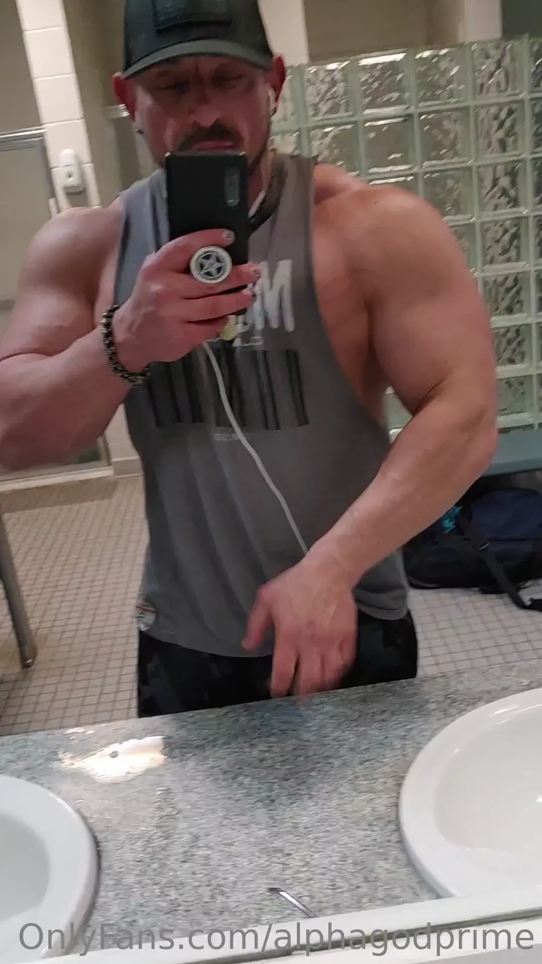 Some sweaty posing and heavy breathing after this alpha smashed the 