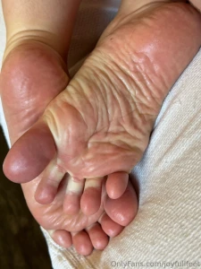 Soles so soft that the crocs leave marks on them part 9