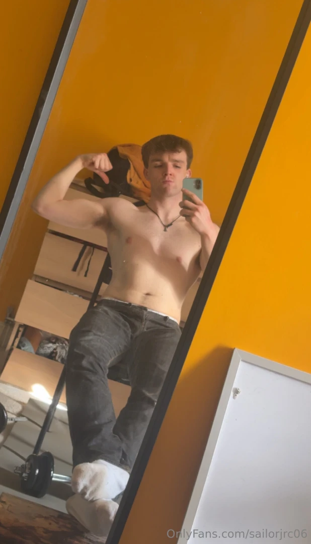 Ignore the messy bedroom i get so horny after a workout 