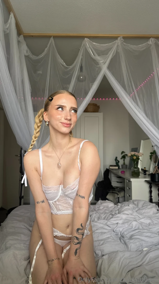 Warum das bett zerzaust ist kannst du dir ja denken 