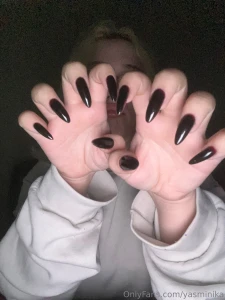 This is the first time i decided to do just black nails it s quite
