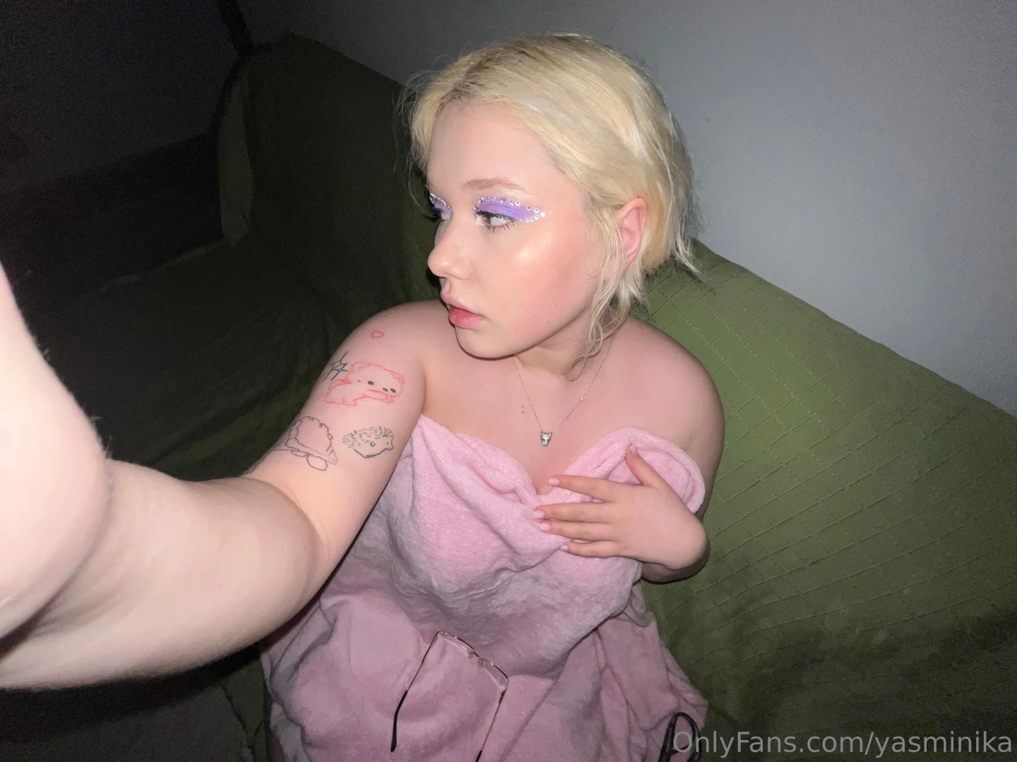 I still can t get over this makeup i love these sparkles on my eyes so 