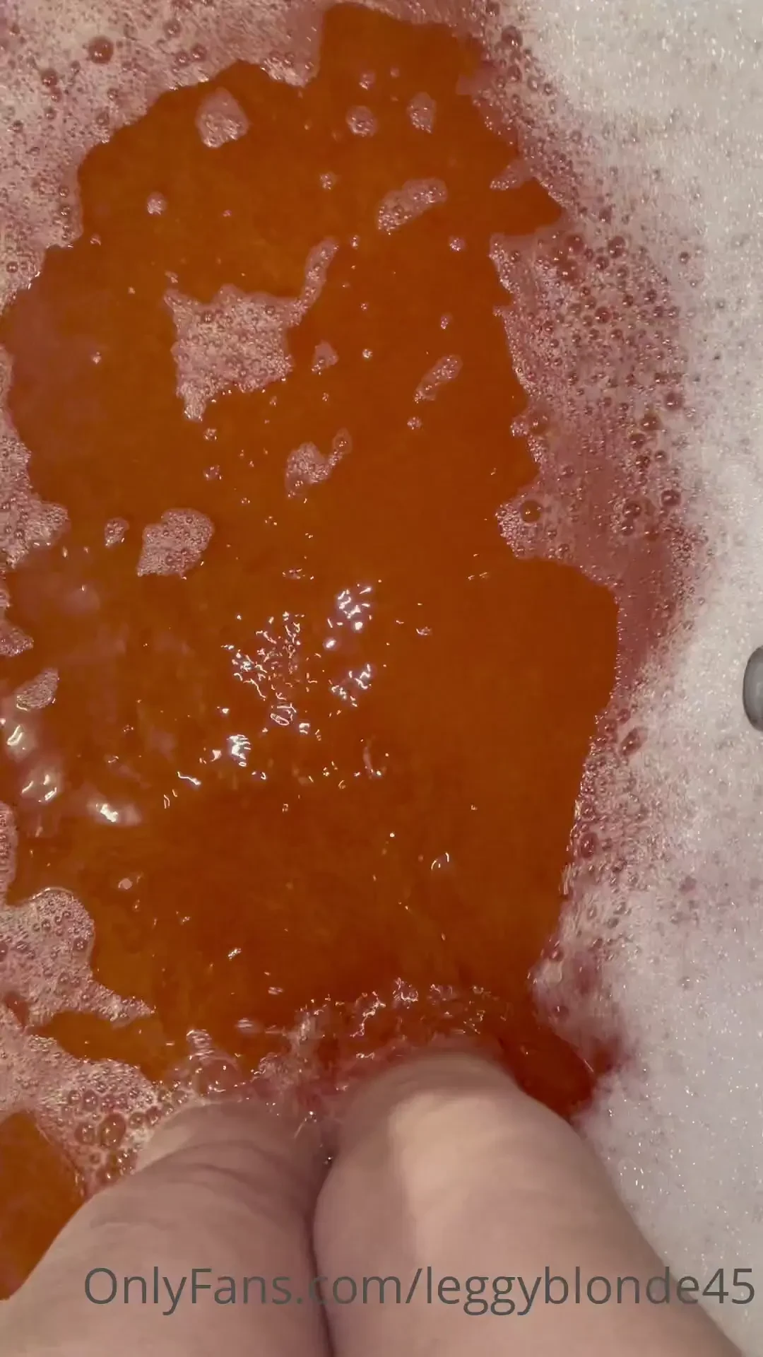 Tonight s bath bomb cinnamon roll makes me smell amazing there s room 