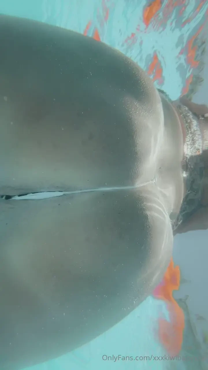 Forgot my phone can go underwater lol tried to show yall my holes 