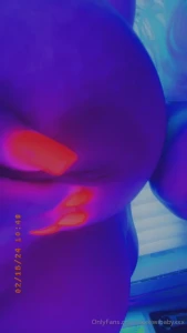 Just wanted y all to see how my nails glow on my kitty lol