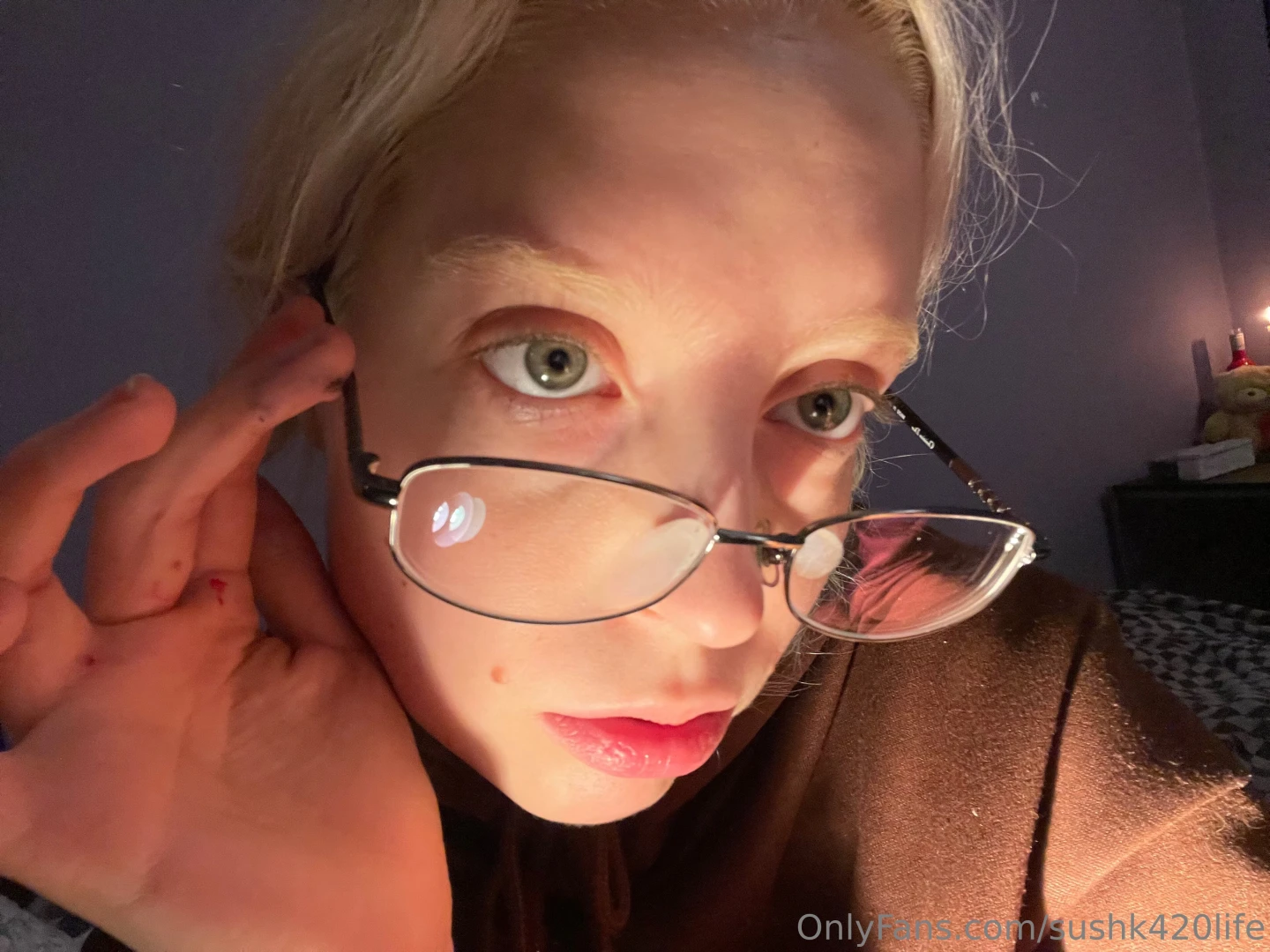 Mind you i know i m that hot but i m also an artist hands on the table 