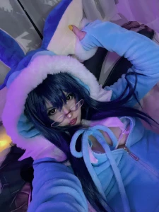 This outfit is so warm omggg no ac i am swettin