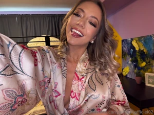 Viens plus pr s je ne vais pas mordre sauf si tu veux