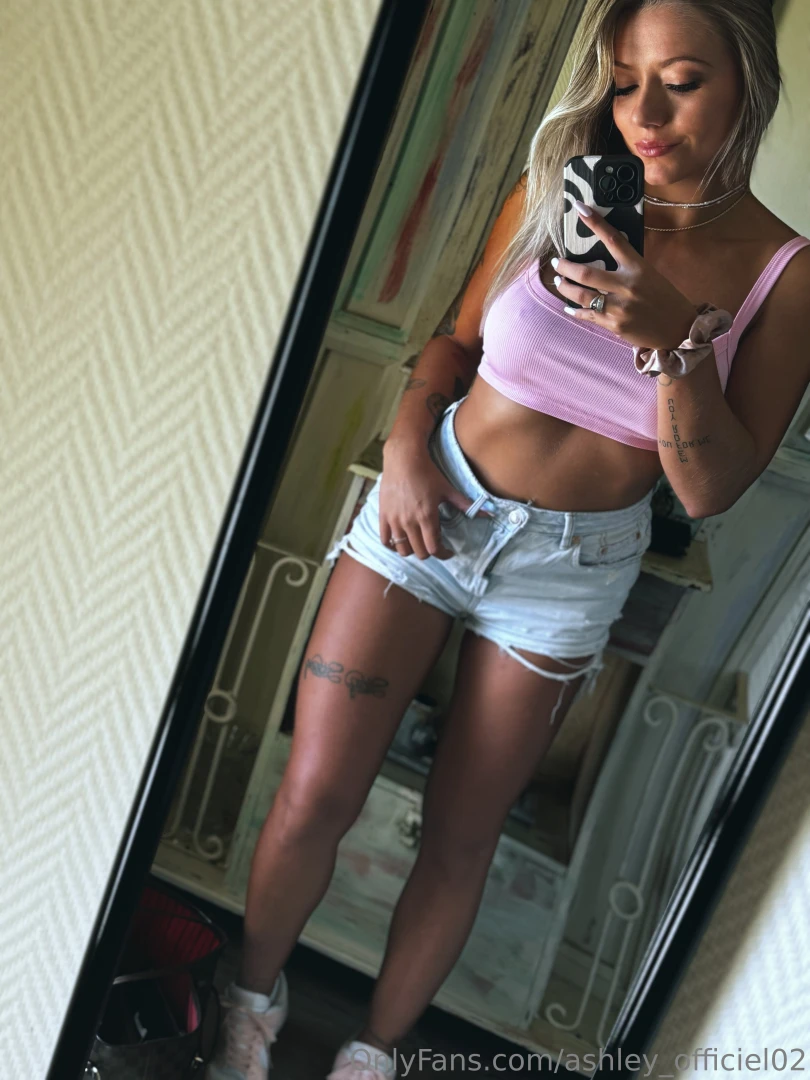 Devine ce que je porte sous a ou viens v rifier 