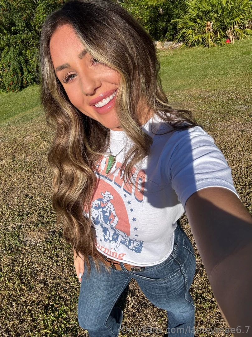 Wishing you a happy monday if i can make it happier dm me 