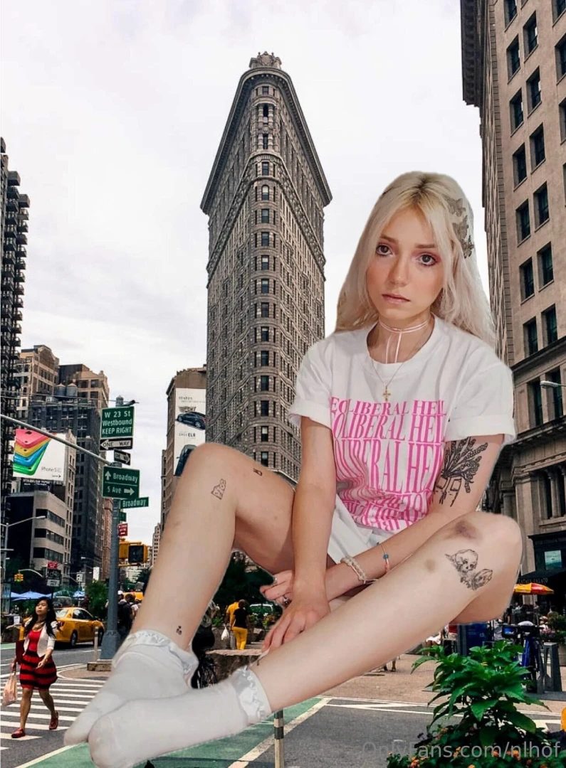 Lmao someone on x made giantess porn of me i had no idea macrophilia part 1 