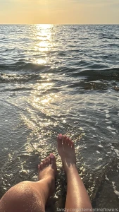 Pink toes at the beach best decision ever