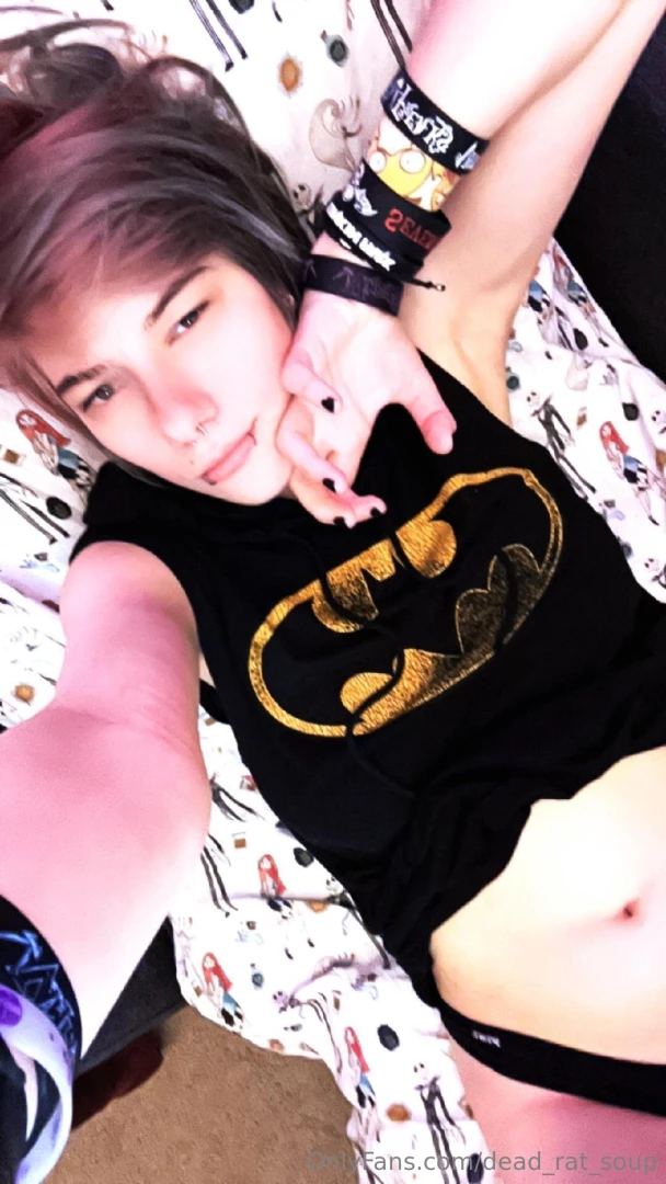 Pls compliment ur fav emo nerd on their outfits k thxxx while i do 