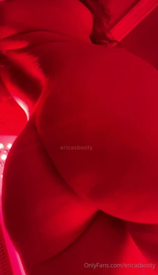 Doing my red light therapy naked gets me so turned on 