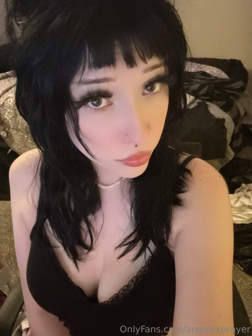 Want 2 be spoiled wanna get new tops to wear for u guys 