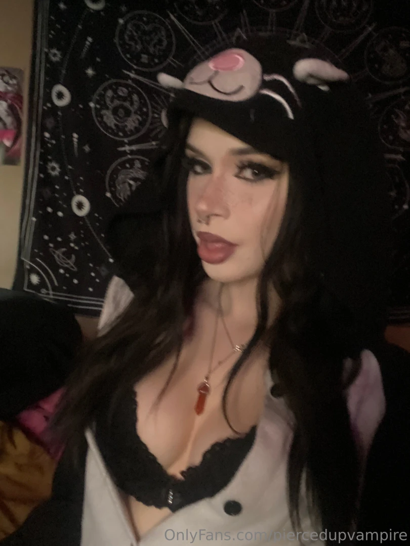 Come visit this kitty chaturbate com piercedupvamp part 1 