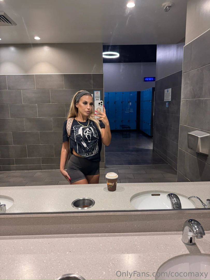 Hard at the gym so i look great with it all off 