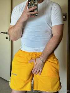 El amarillo se me ve muy caliente alguien quiere bajarme los short the part 5