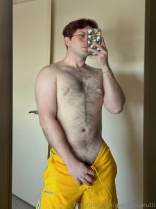 El amarillo se me ve muy caliente alguien quiere bajarme los short the