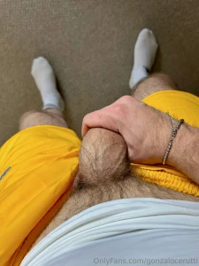 El amarillo se me ve muy caliente alguien quiere bajarme los short the part 4