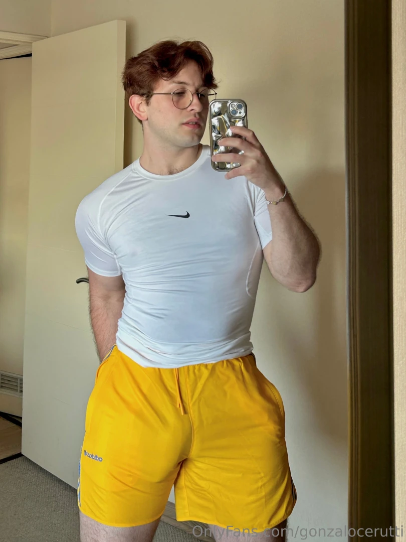 El amarillo se me ve muy caliente alguien quiere bajarme los short the part 6 