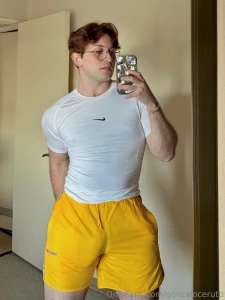 El amarillo se me ve muy caliente alguien quiere bajarme los short the part 6