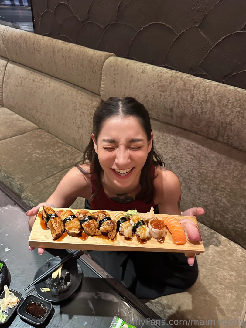 Food makes me happy and life is just the delicious journey between 