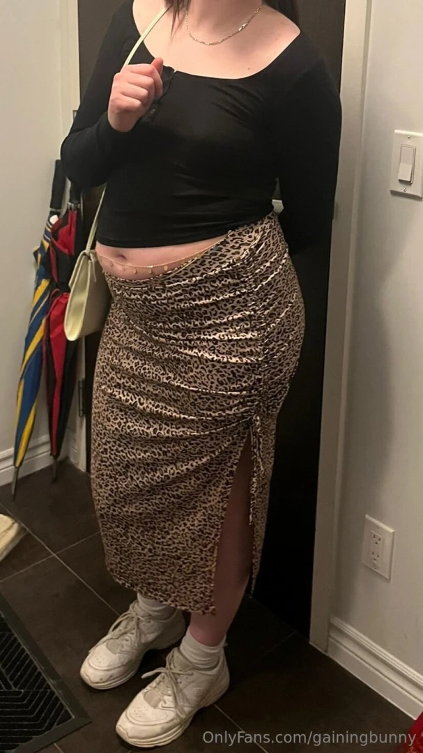 My feeder bought me this belly chain so he could fatten me out of it 