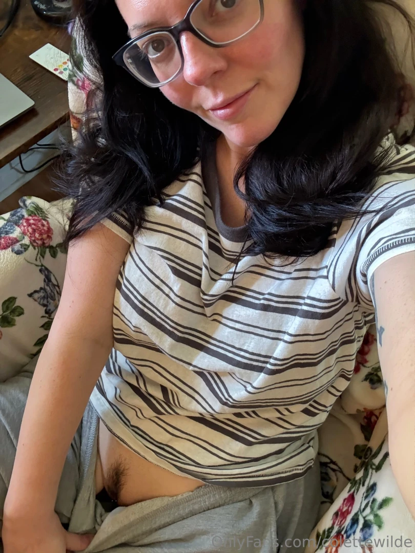 Quickie hello before my work call lol of course no panties for me 