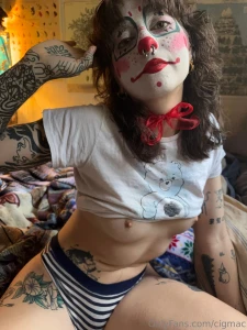 Join the clown while it beats off before workies