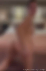 Mezelf verwennen op bed met butplug in naakt