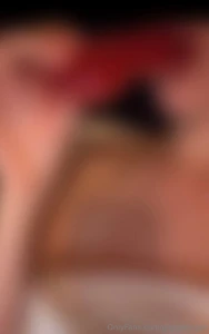 Kijk hoe ik van mijn dildo snoep geniet