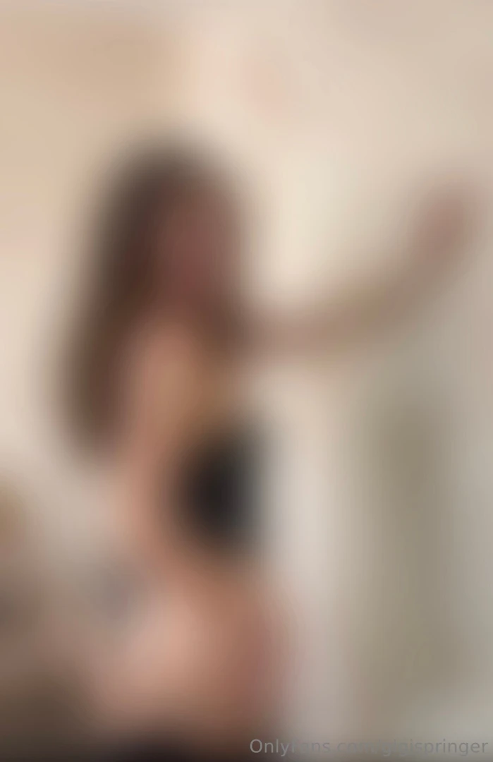 Leren broek en latex body aan en lekker voor je strippen 