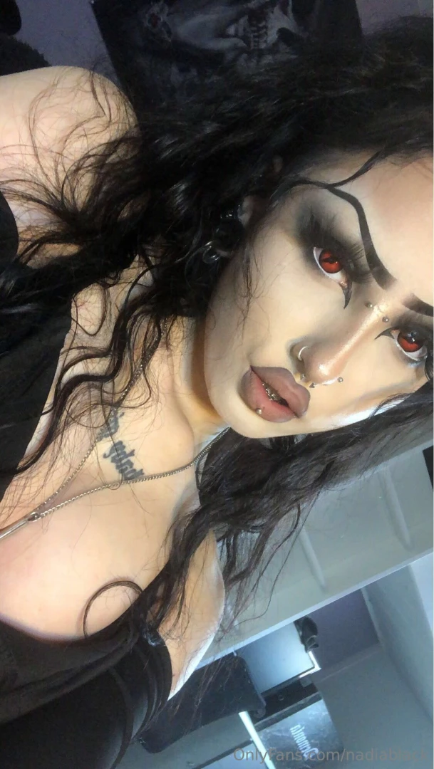 Sotto questo sorriso si nascondono pensieri pericolosi 