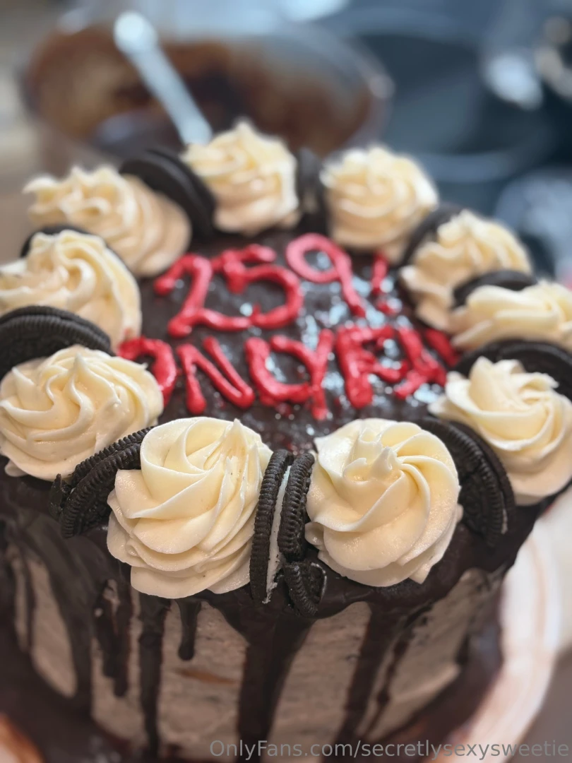 Morning babes the cake is made so stay tuned for a super sexy cake 