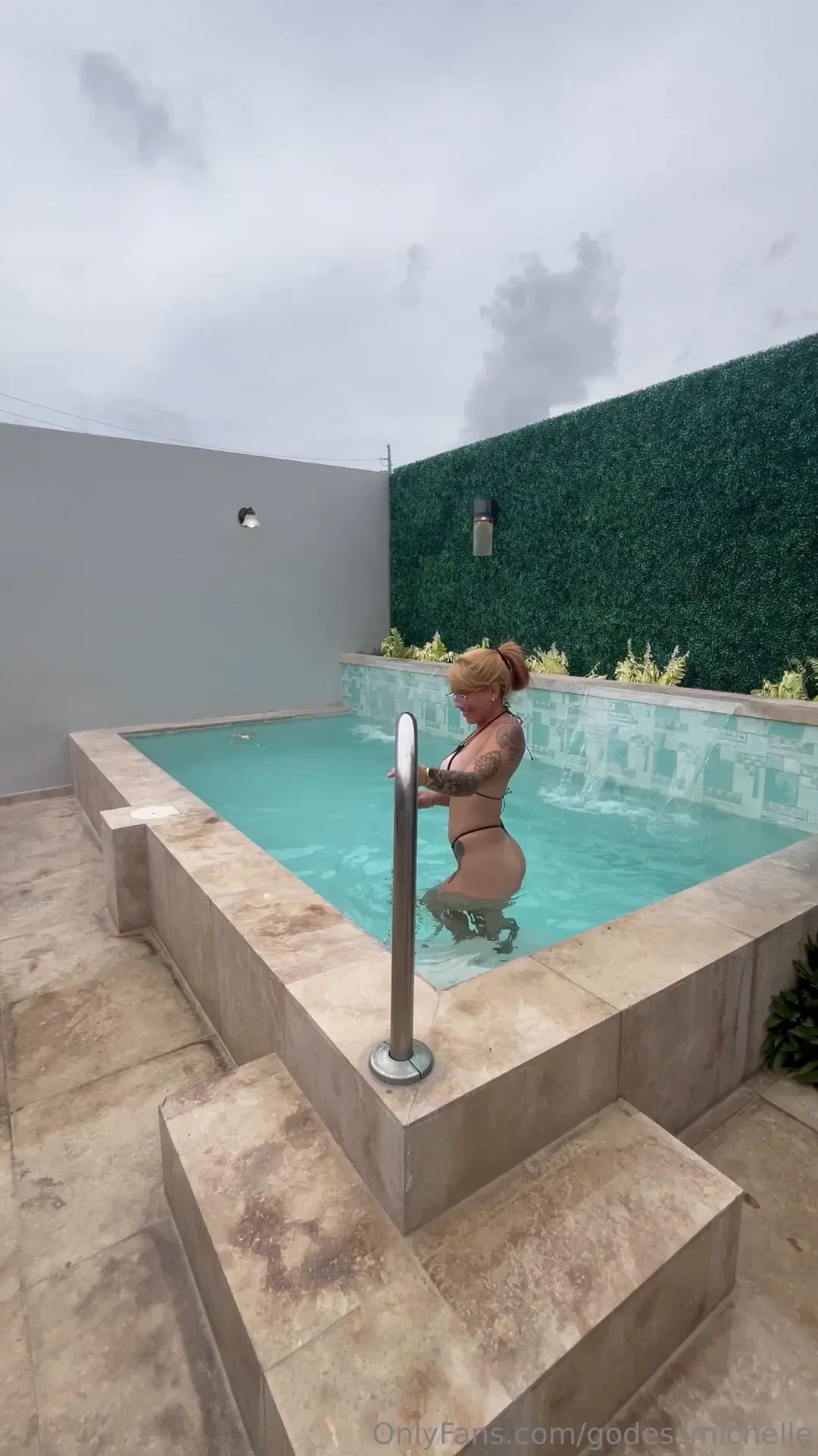 Te duchar as en la piscina conmigo 