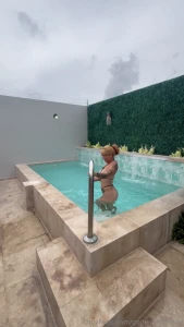 Te duchar as en la piscina conmigo