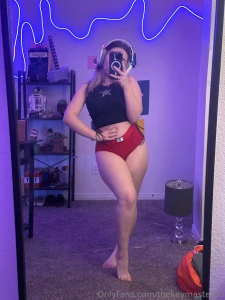 First person to guess what im listening to gets a free pic