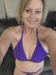 I don t chase i attract the fact you re staring proves i m right