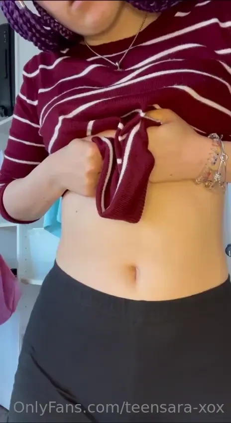 Se vuoi vedere sotto la mia magliettina rossa ti conviene scrivermi 