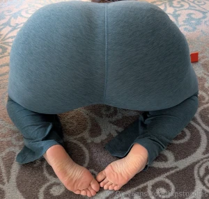 5 customs i m back to share my big beautiful ass and soles with you