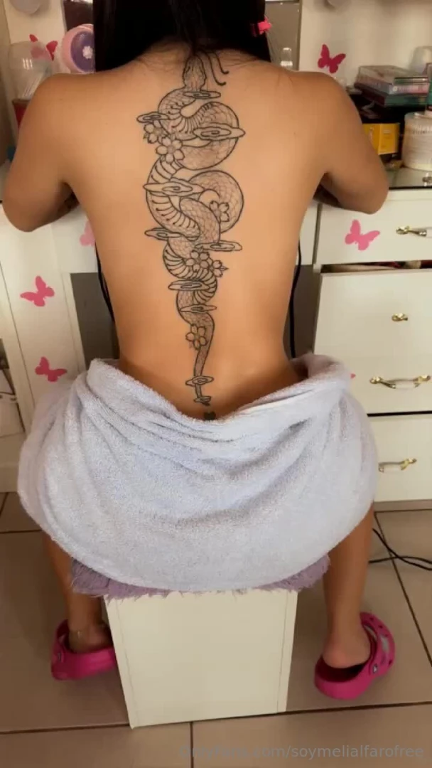 Bet you wanna trace every line of my tattoo with your tongue 