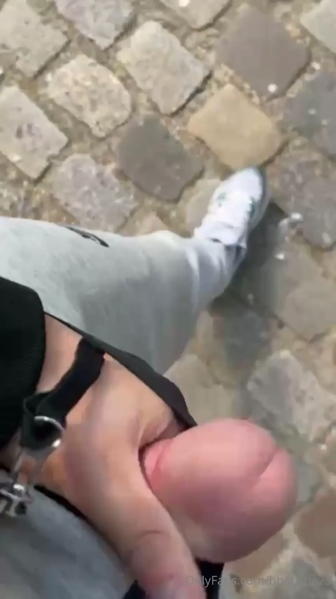 Rebeu 19ans racaille bien bogosse me sort sa grosse bite sur le chemin 