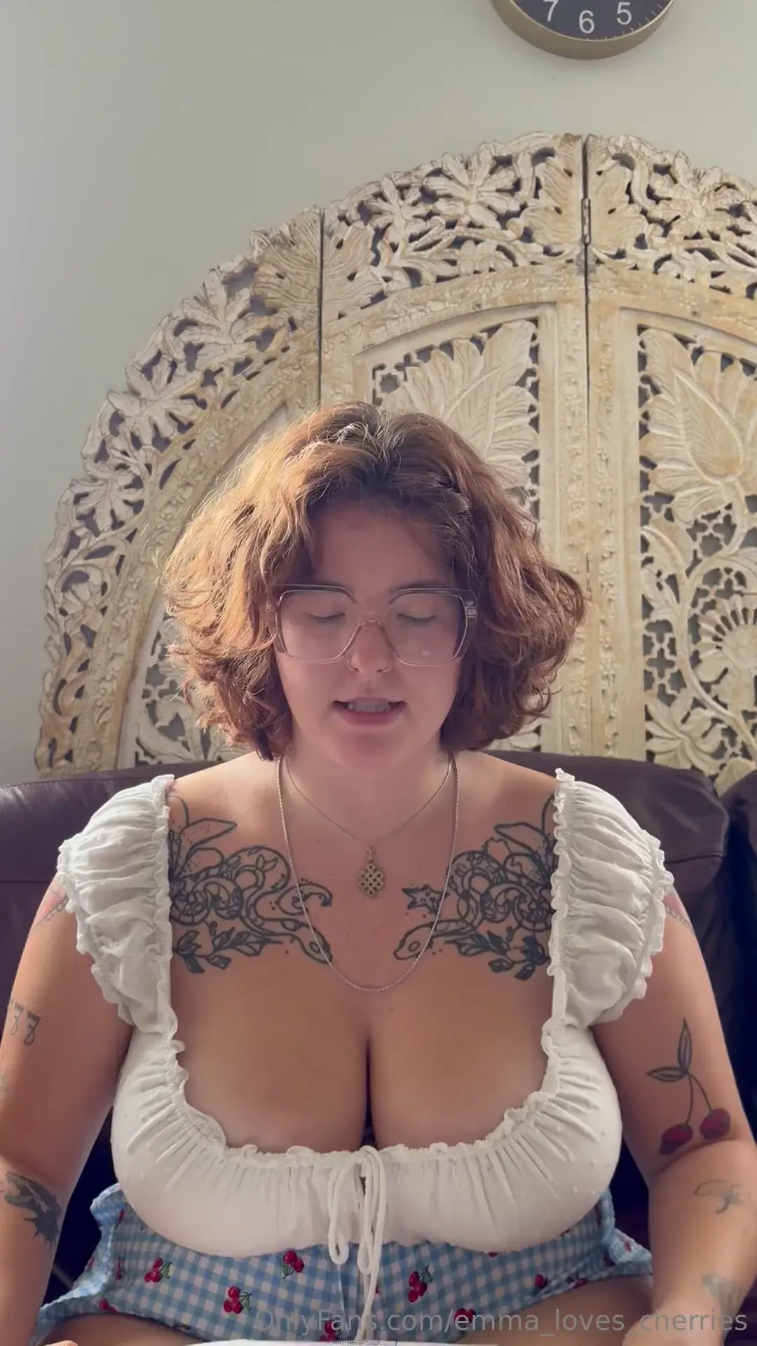 I just got a throne gift sent to me - watch me unbox it - its a big 