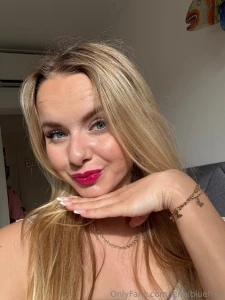 Leave you the painted kiss