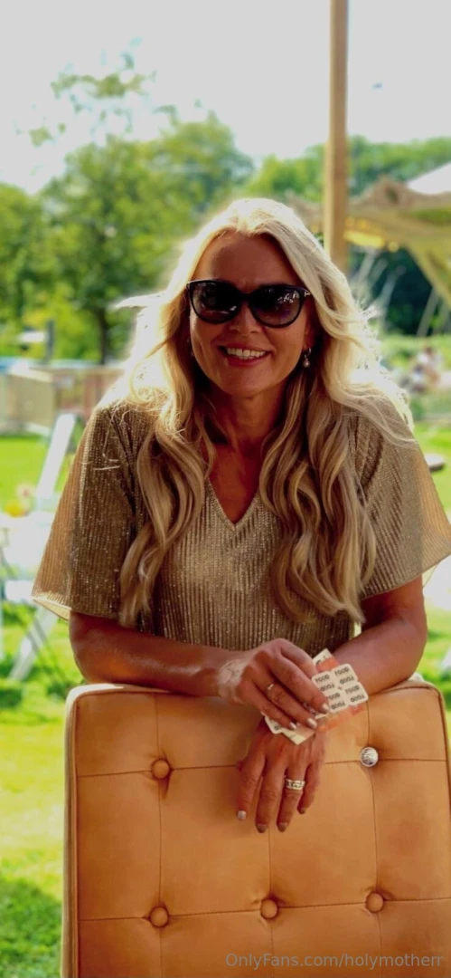 Hii welcome to my onlyfans welcome mom hotmom 