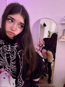 I love this skeleton sweatshirt part 1